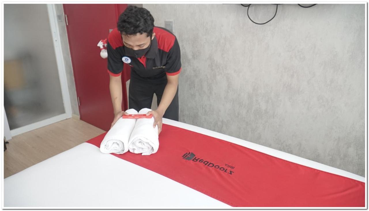 Reddoorz Plus Near Rs Rk Charitas 2 Palembang Exterior photo
