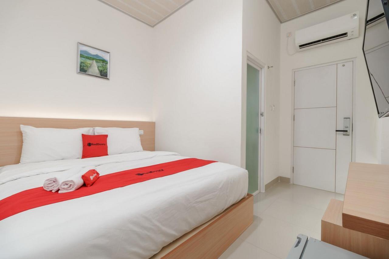 Reddoorz Plus Near Rs Rk Charitas 2 Palembang Exterior photo